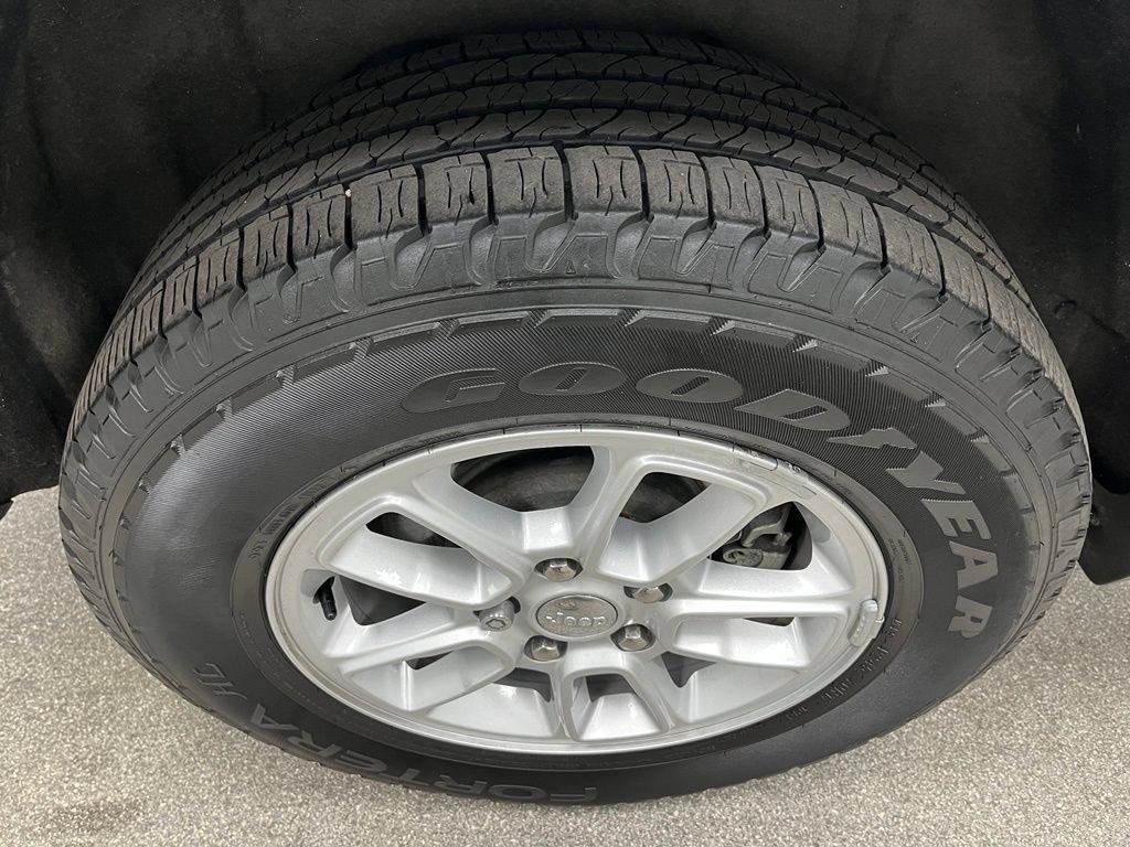 Used 2020 Jeep Grand Cherokee Laredo AWD/4WD image 17