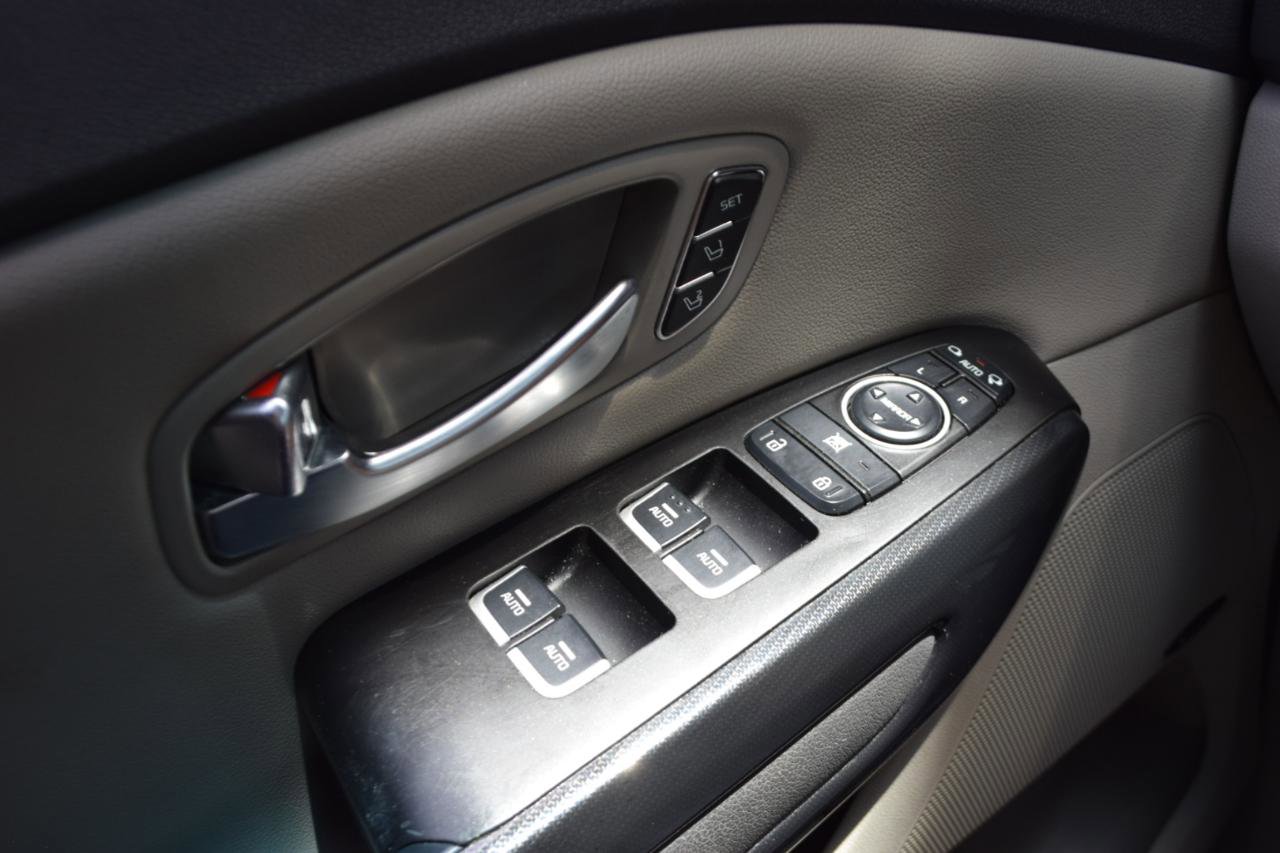 Used 2015 Kia Sedona SX FWD image 17