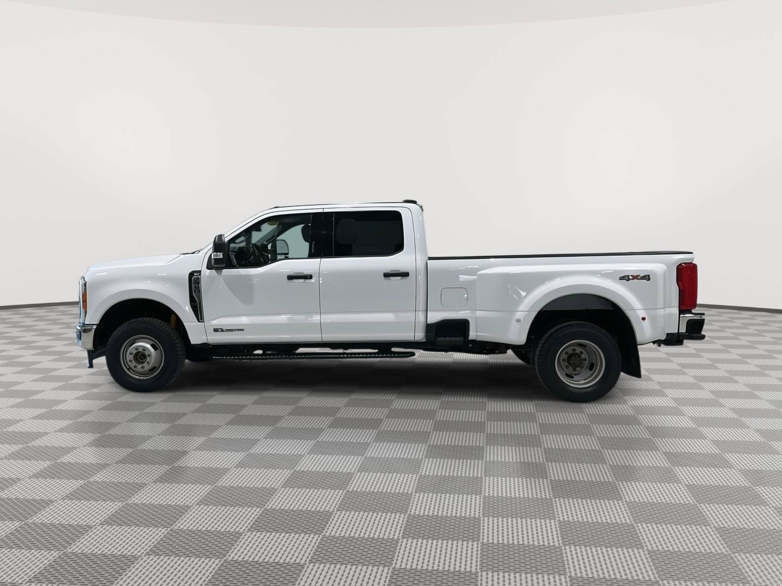 Used 2023 Ford F350 4x4 Crew Cab DRW Super Duty image 2