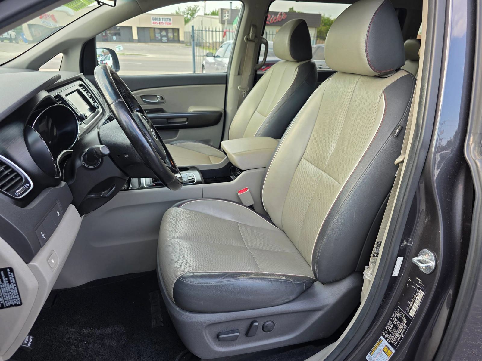 Used 2017 Kia Sedona LX w/ LX Essentials Premium Package FWD image 9