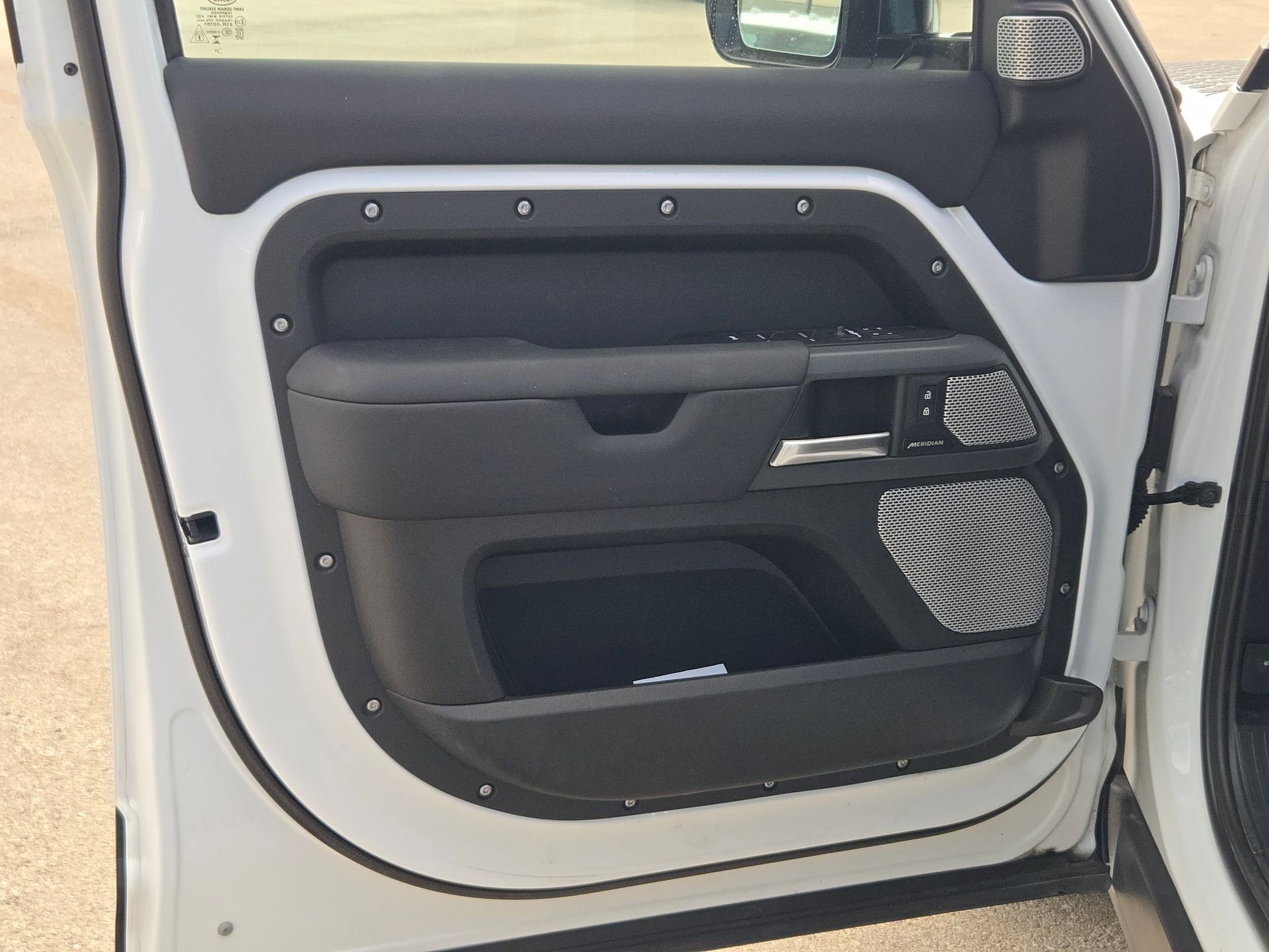 Used 2024 Land Rover Defender 130 X-Dynamic SE image 12