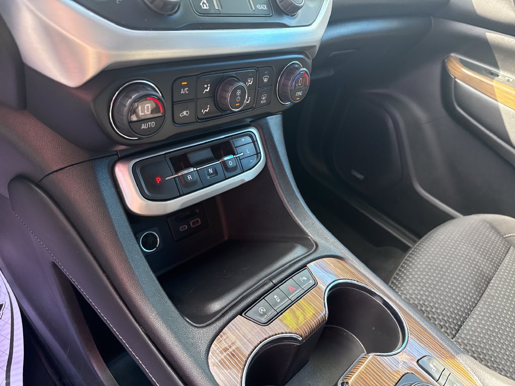 Used 2022 GMC Acadia SLE w/ Driver Convenience Package FWD image 28