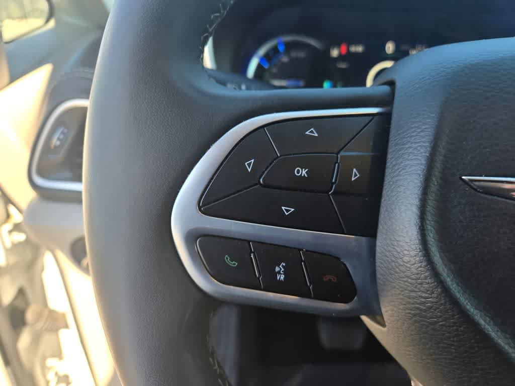 Used 2023 Chrysler Pacifica Touring-L image 21