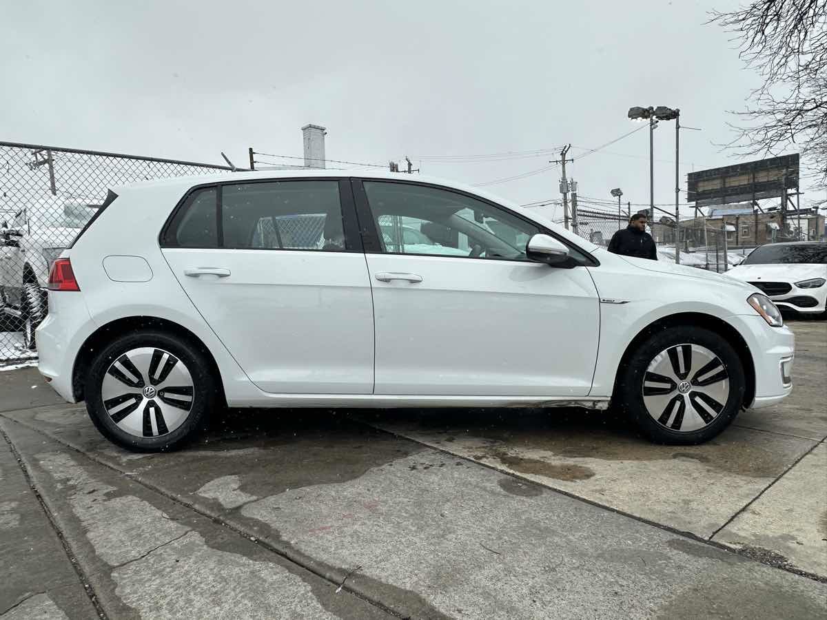 Used 2016 Volkswagen e-Golf SE image 4