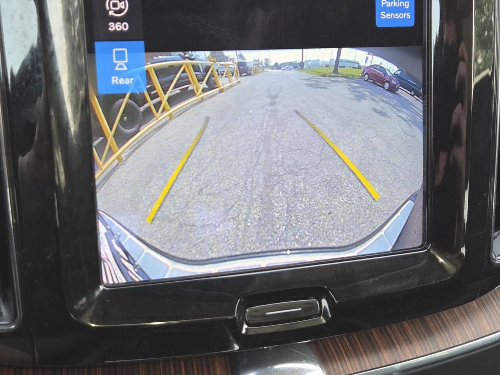 Used 2023 Volvo XC60 B5 Plus AWD/4WD image 7