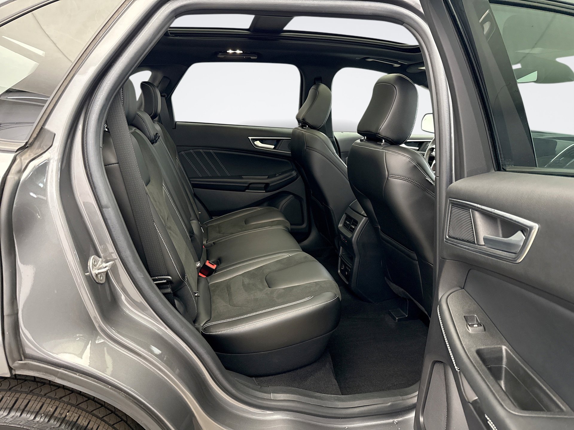 Used 2021 Ford Edge ST w/ Equipment Group 401A AWD/4WD image 18