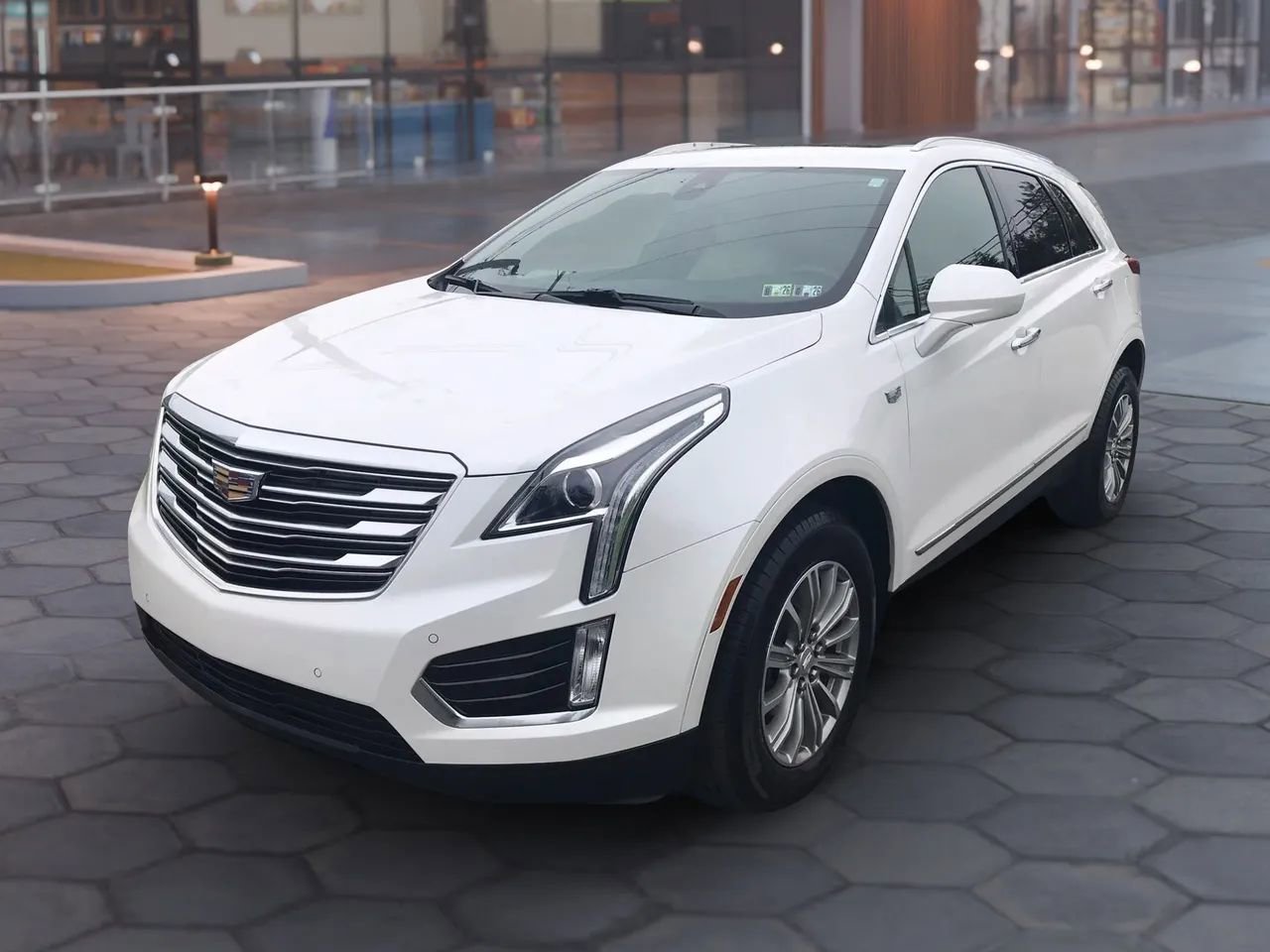 Used 2017 Cadillac XT5 Luxury w/ Driver Awareness Package AWD/4WD image 6