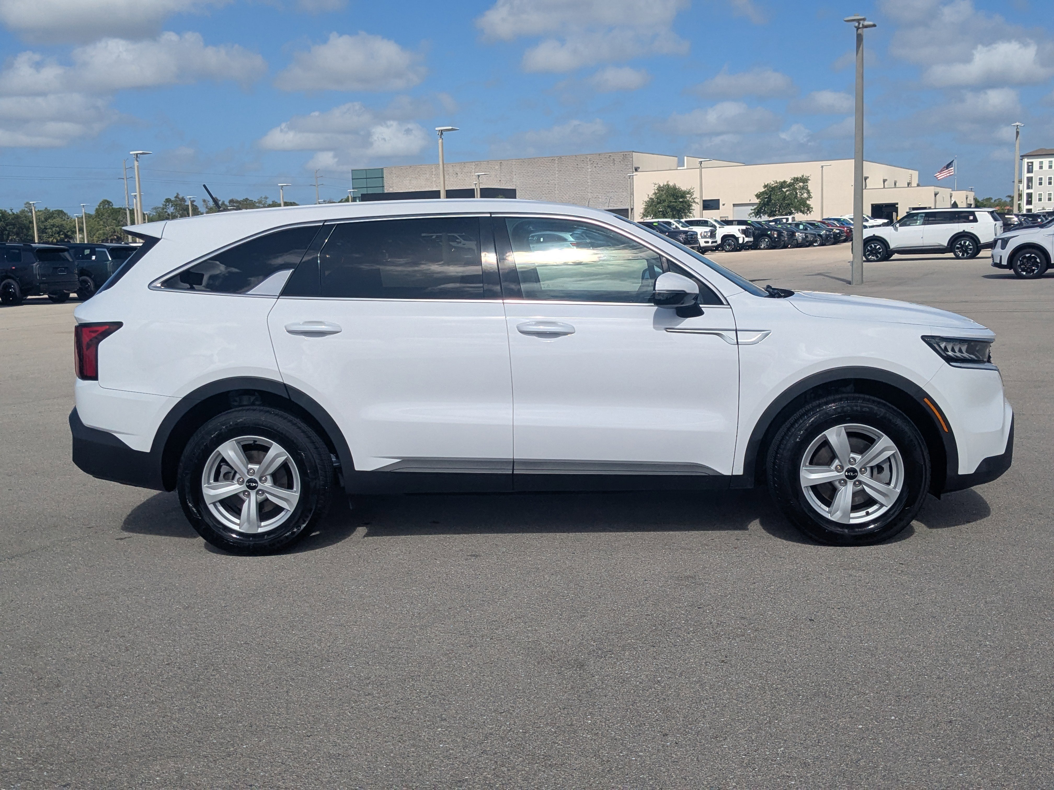 Used 2022 Kia Sorento LX image 4