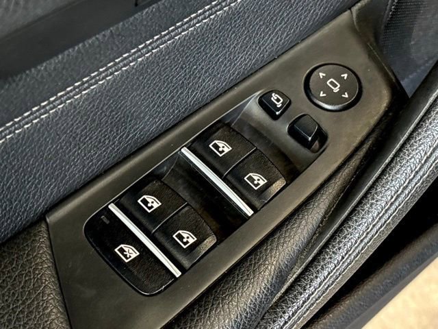 Used 2019 BMW 530e w/ M Sport Package image 20