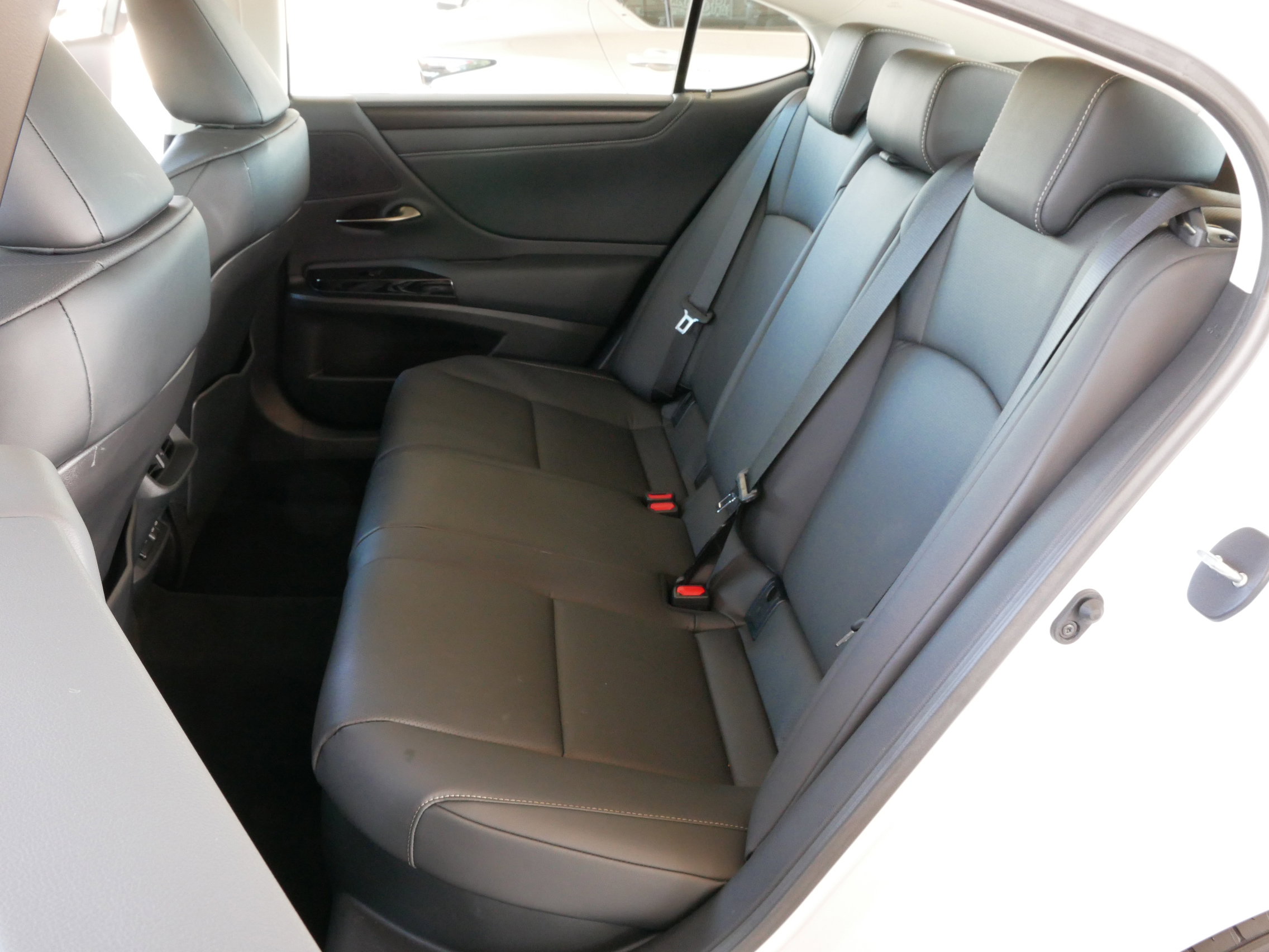 Certified 2025 Lexus ES 300h w/ Premium Package image 20