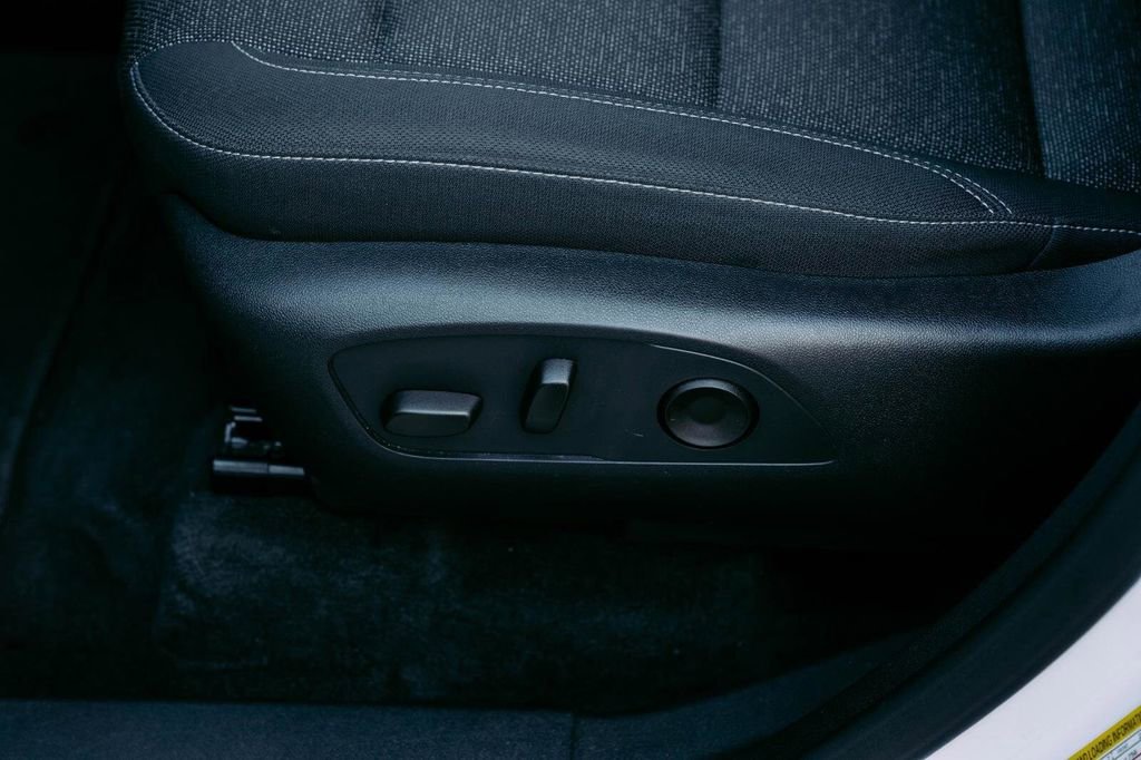 Used 2025 Chevrolet Traverse LT image 19