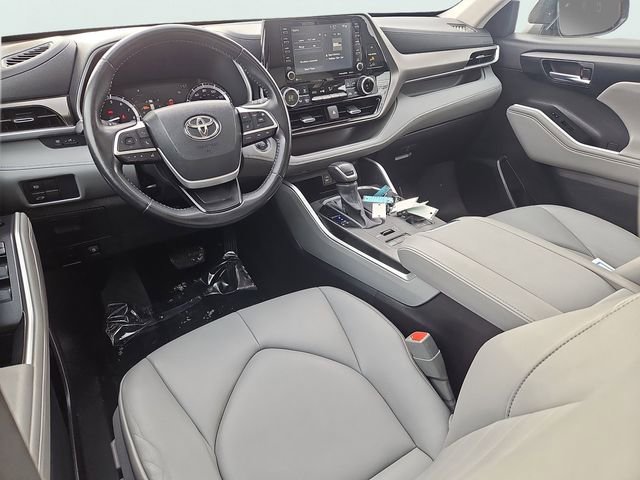Used 2022 Toyota Highlander XLE image 11