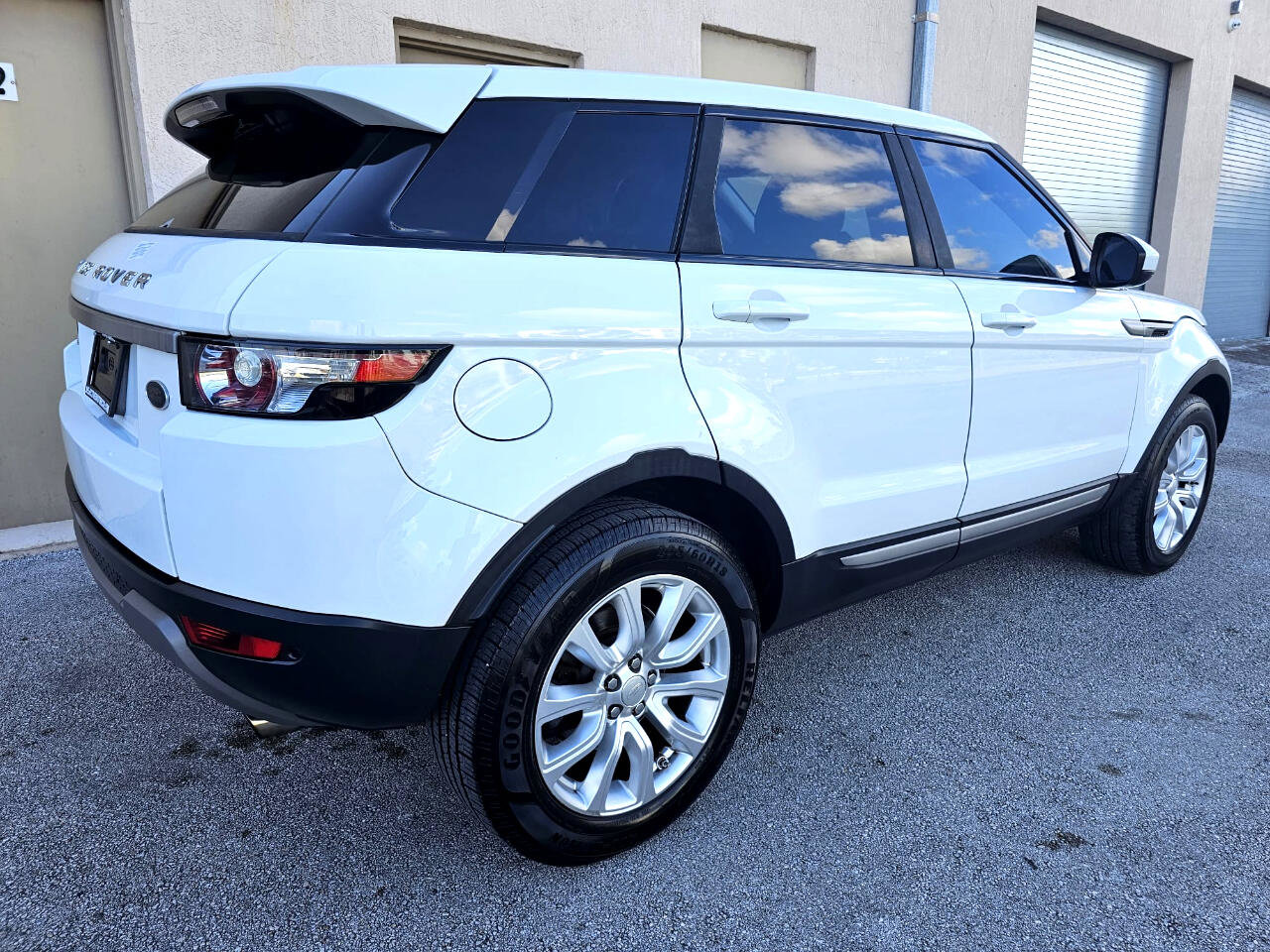 Used 2015 Land Rover Range Rover Evoque Pure image 11