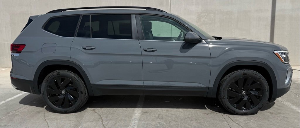 Used 2025 Volkswagen Atlas SE image 3