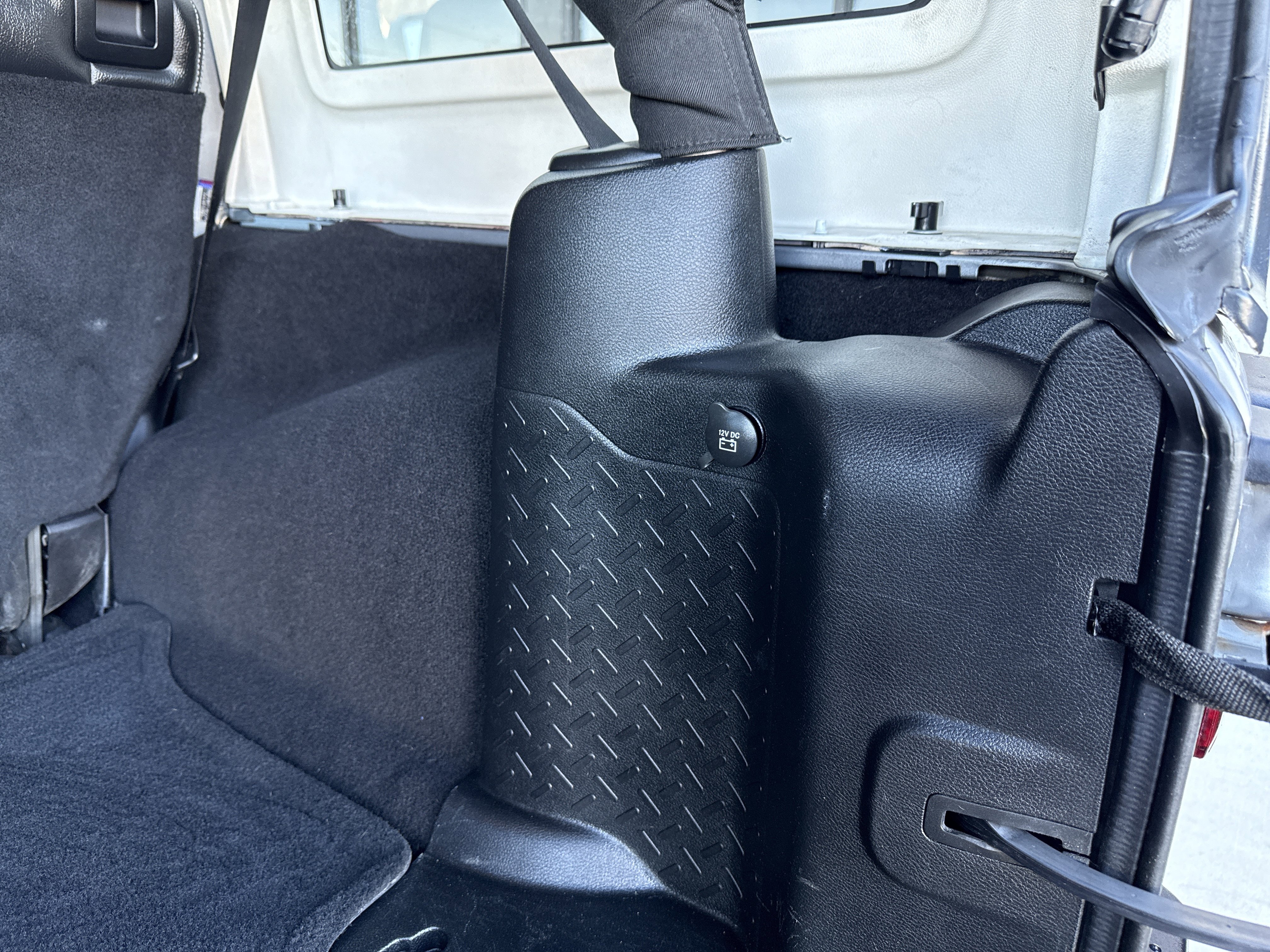 Used 2015 Jeep Wrangler Unlimited Rubicon w/ Connectivity Group image 14