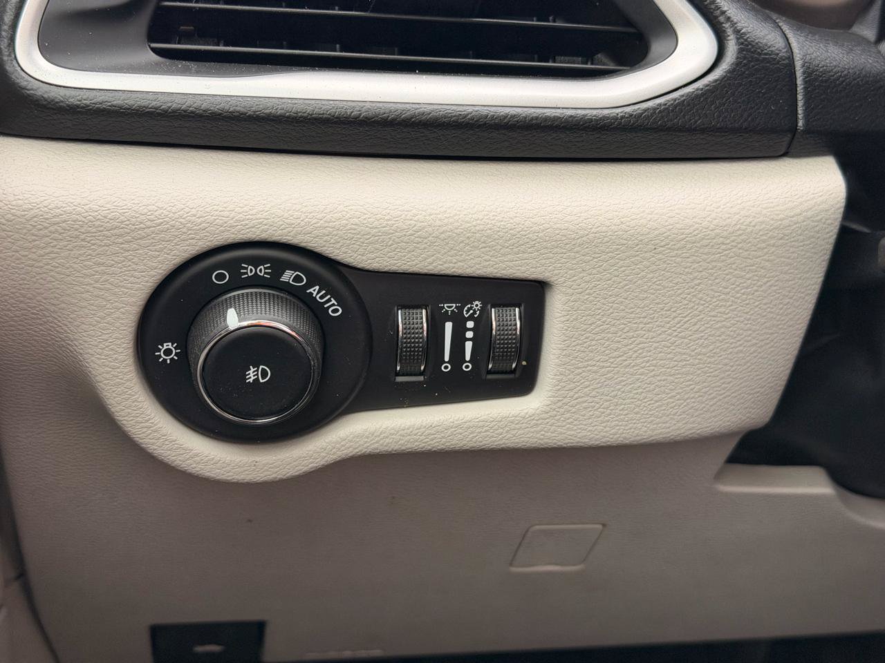 Used 2019 Chrysler Pacifica Touring-L FWD image 29