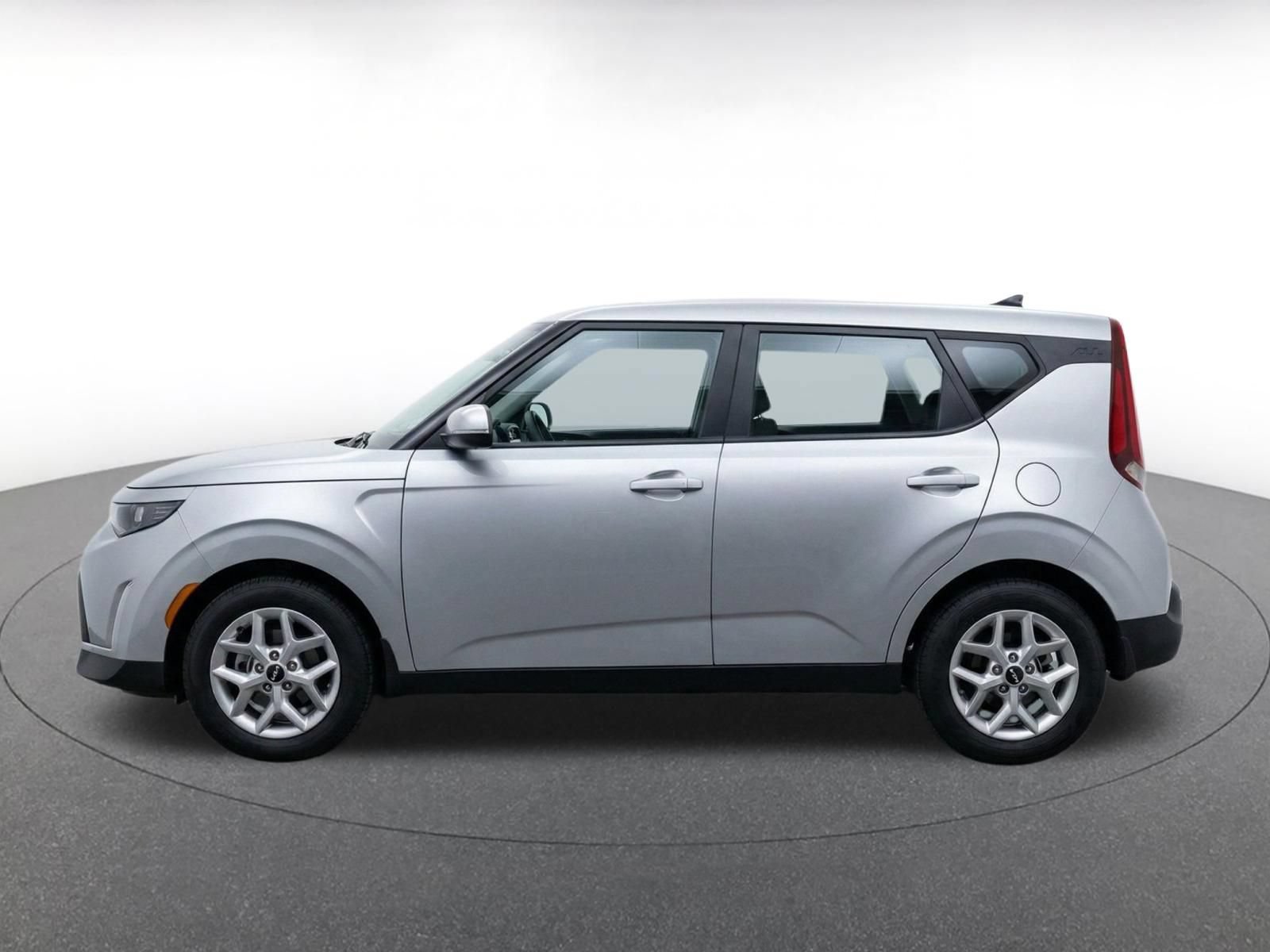 Used 2025 Kia Soul LX w/ LX Technology Package FWD image 4