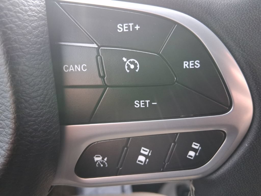 Used 2024 Chrysler Pacifica Touring-L FWD image 23