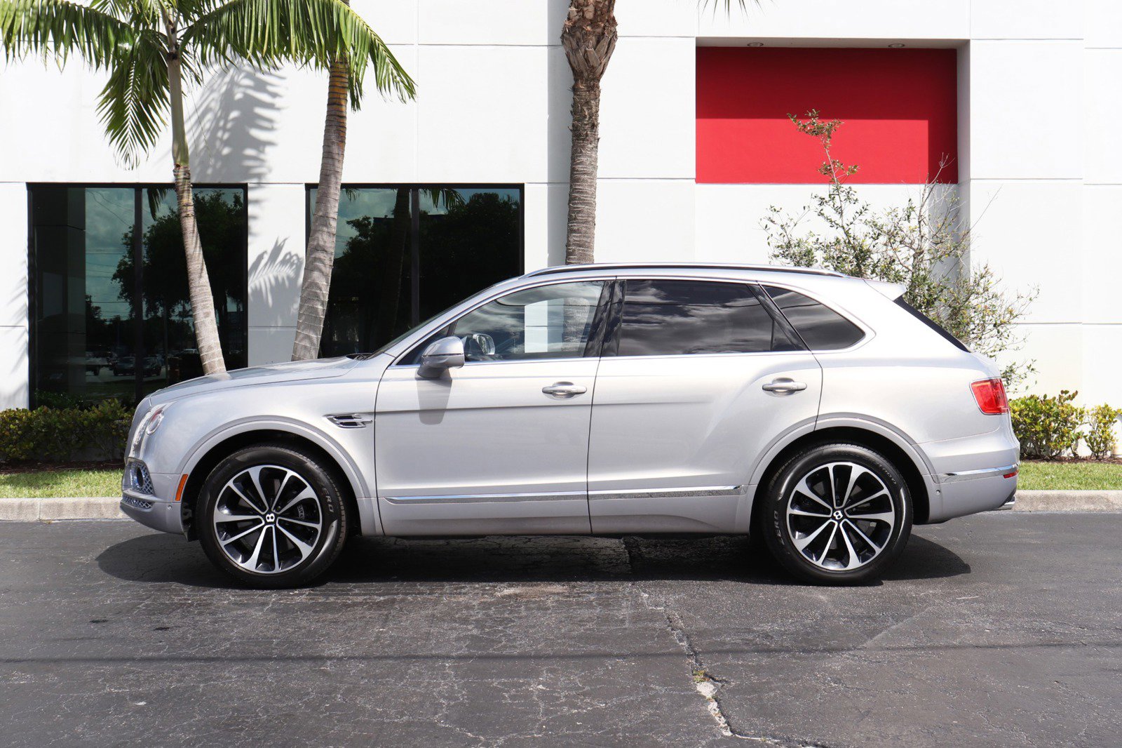 Used 2017 Bentley Bentayga image 3