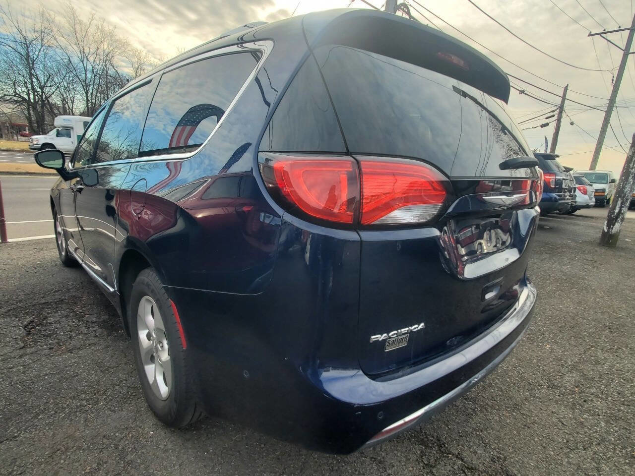 Used 2017 Chrysler Pacifica Touring-L Plus w/ Advanced Safetytec Group image 3