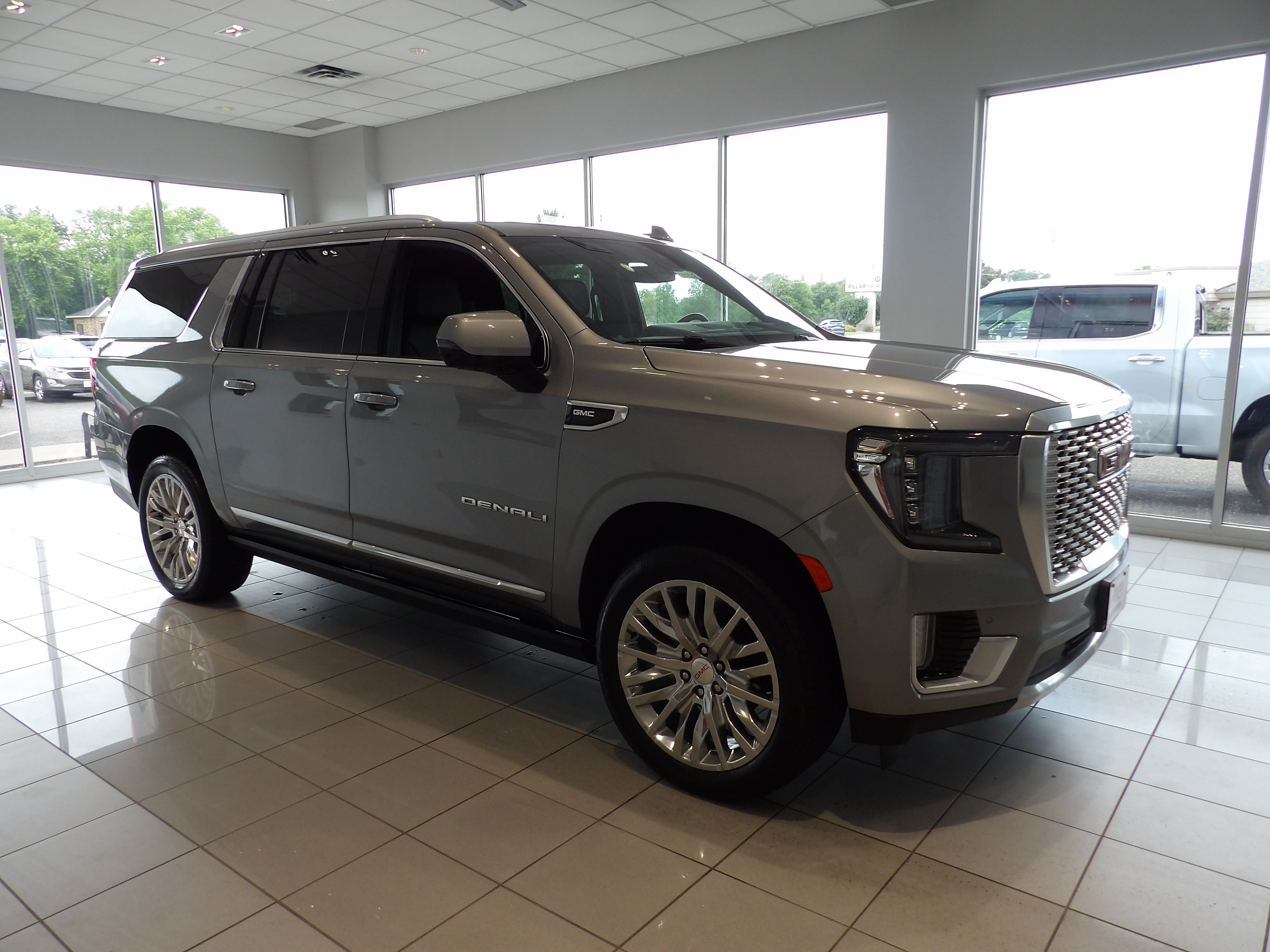 Used 2023 GMC Yukon XL Denali w/ Max Trailering Package AWD/4WD image 3