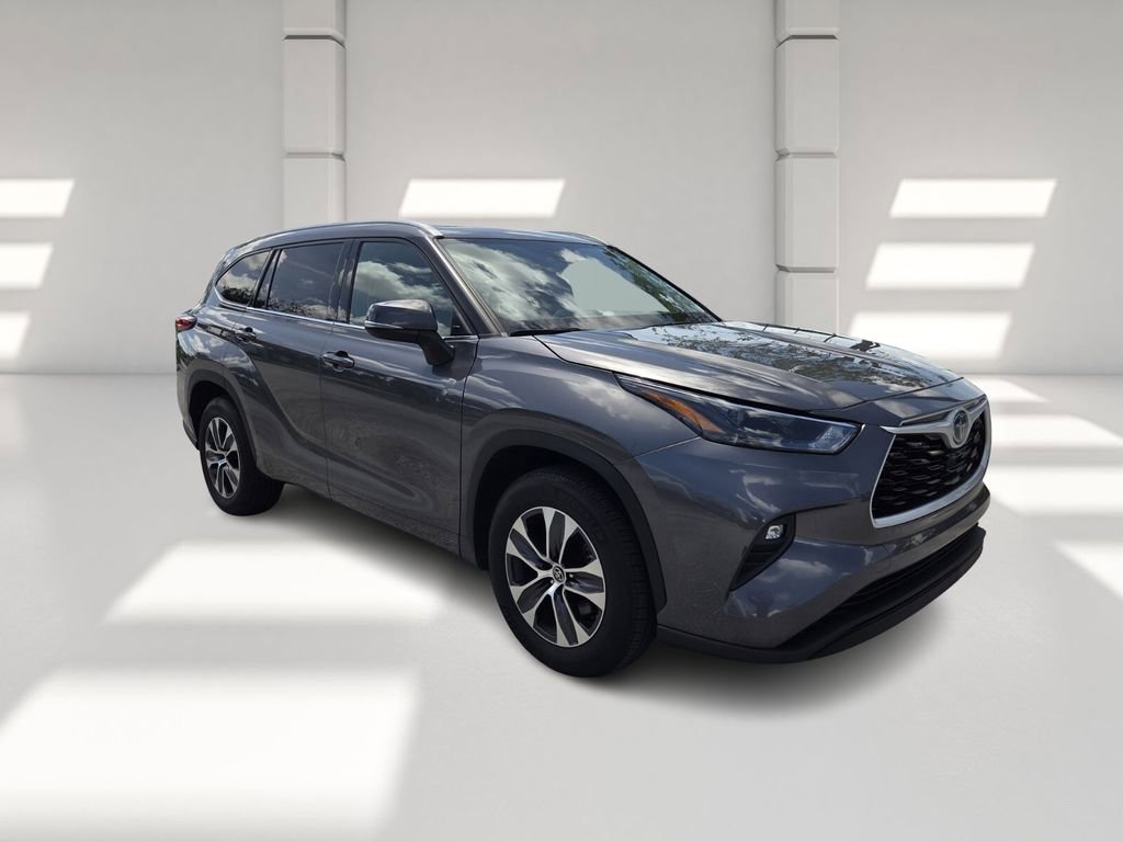 Used 2022 Toyota Highlander XLE image 2