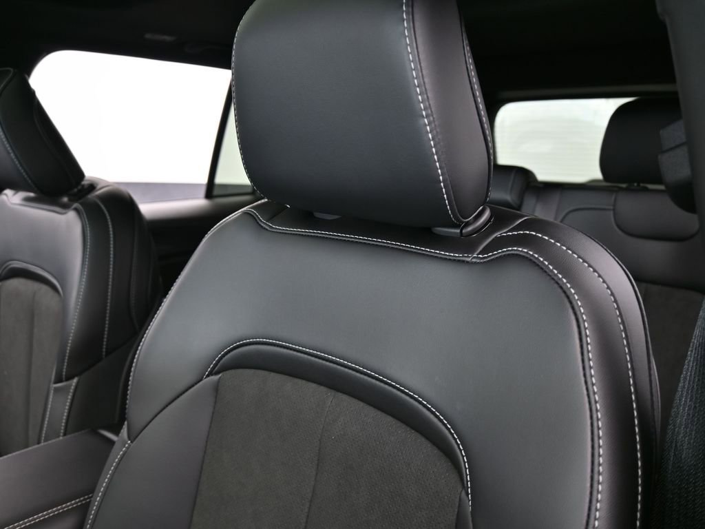 New 2025 Jeep Grand Cherokee Altitude image 17