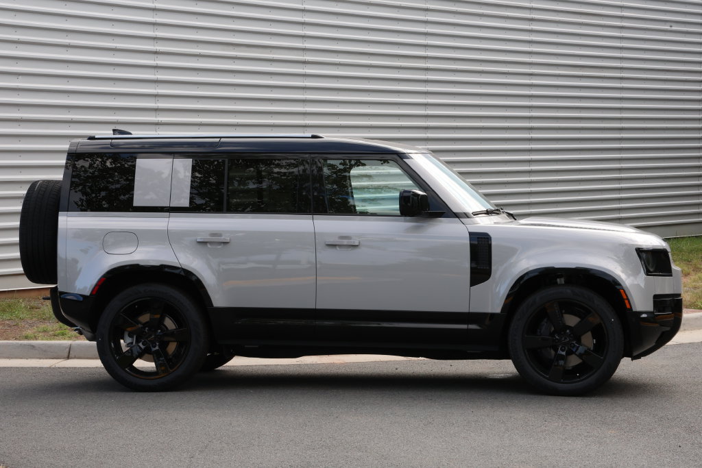 New 2026 Land Rover Defender 110 X-Dynamic SE AWD/4WD image 2