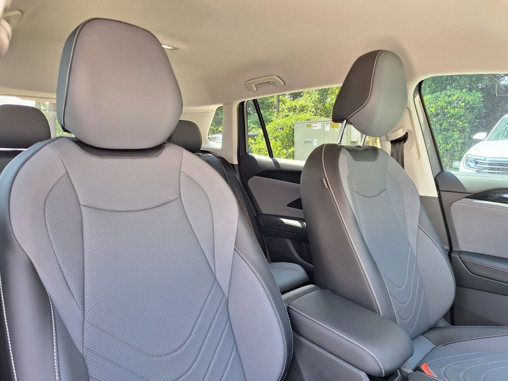 Used 2025 Volkswagen Tiguan SE FWD image 26