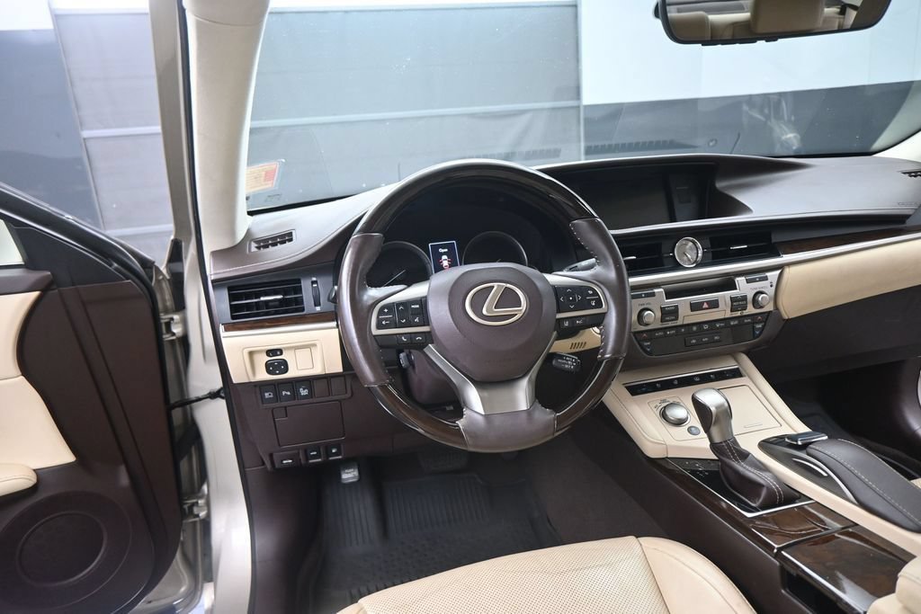 Used 2018 Lexus ES 350 w/ Luxury Package w/Wood Trim FWD image 17
