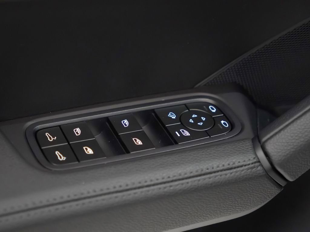 Certified 2025 Porsche Cayenne image 23