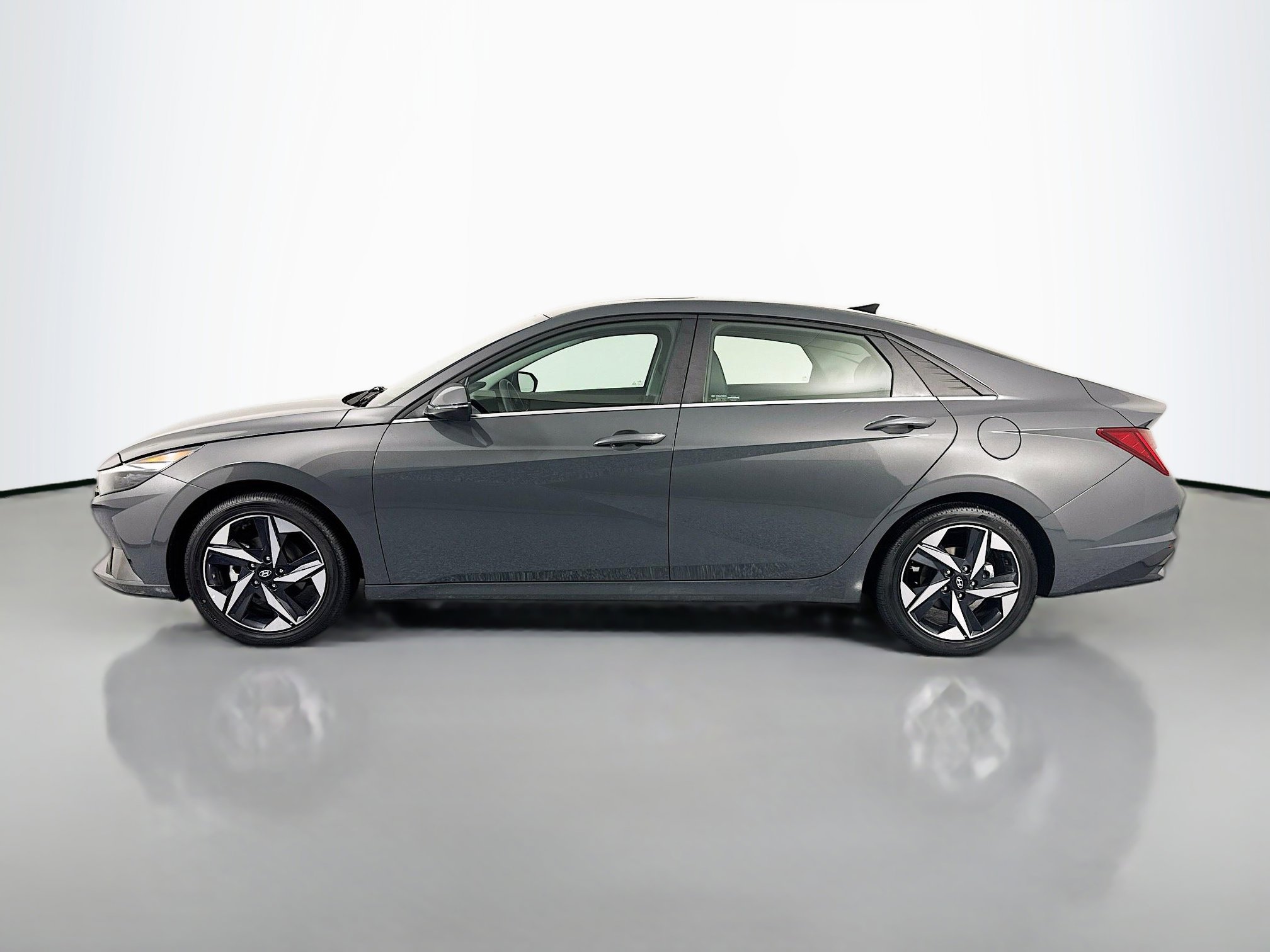 Used 2023 Hyundai Elantra Limited w/ Preferred Accessory Package FWD image 8