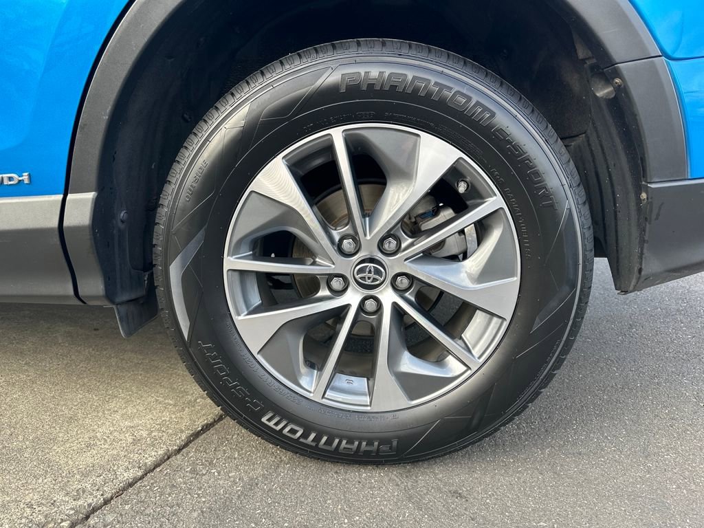 Certified 2018 Toyota RAV4 XLE image 28