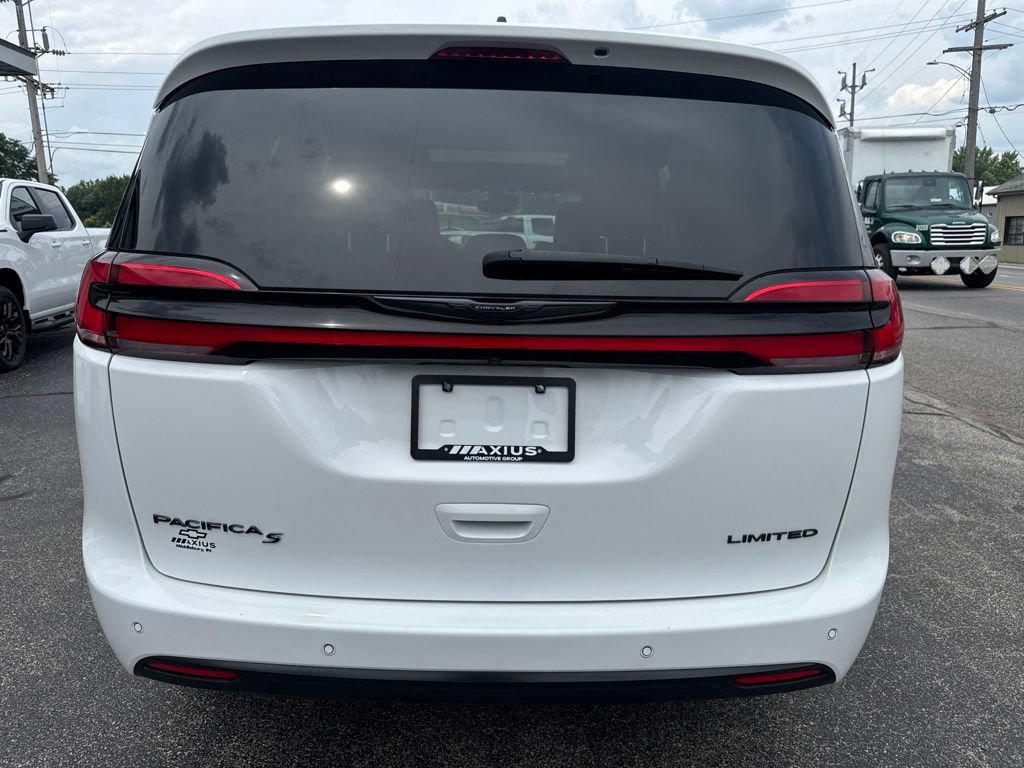 Used 2025 Chrysler Pacifica Limited FWD image 6