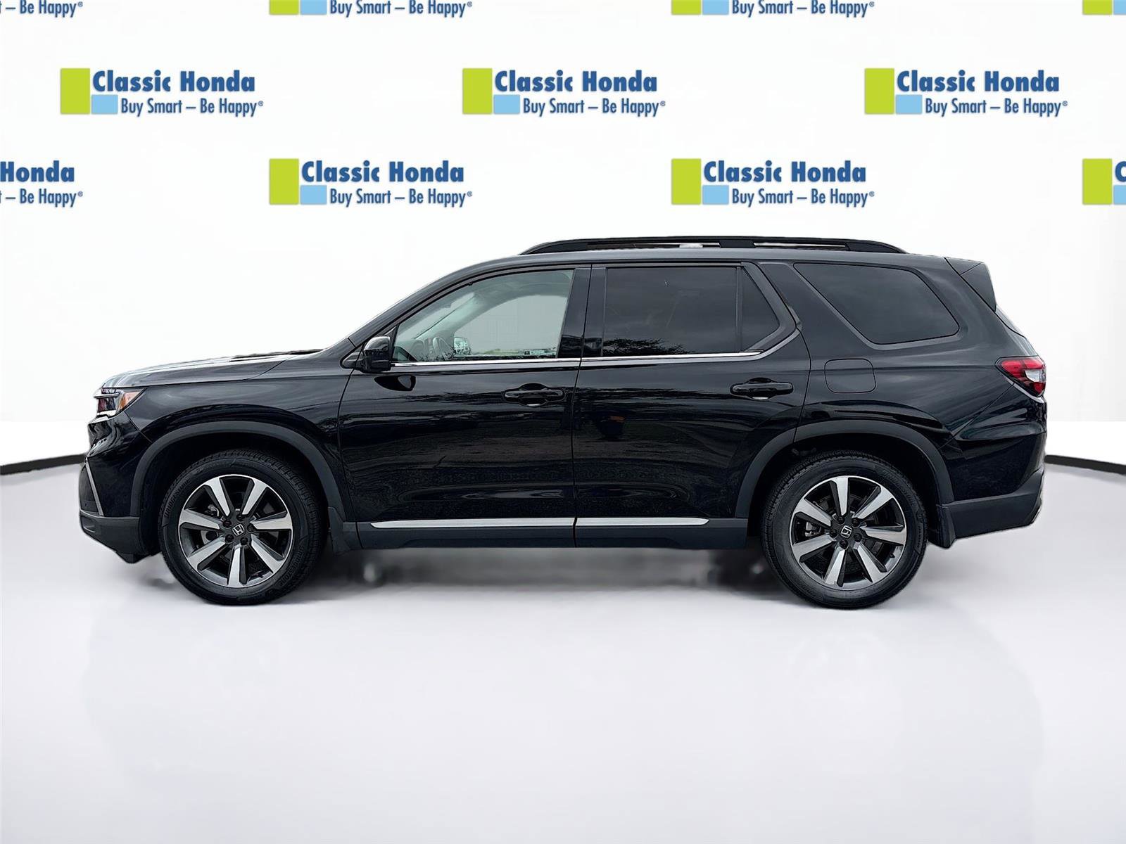Certified 2025 Honda Pilot Touring image 4
