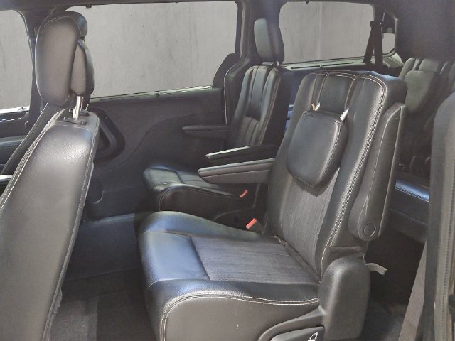 Used 2015 Chrysler Town & Country S FWD image 22