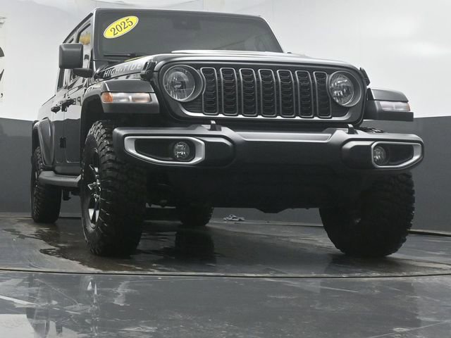 Used 2025 Jeep Gladiator Sport image 3