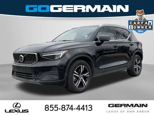 Used 2025 Volvo XC40 B5 Core image 1