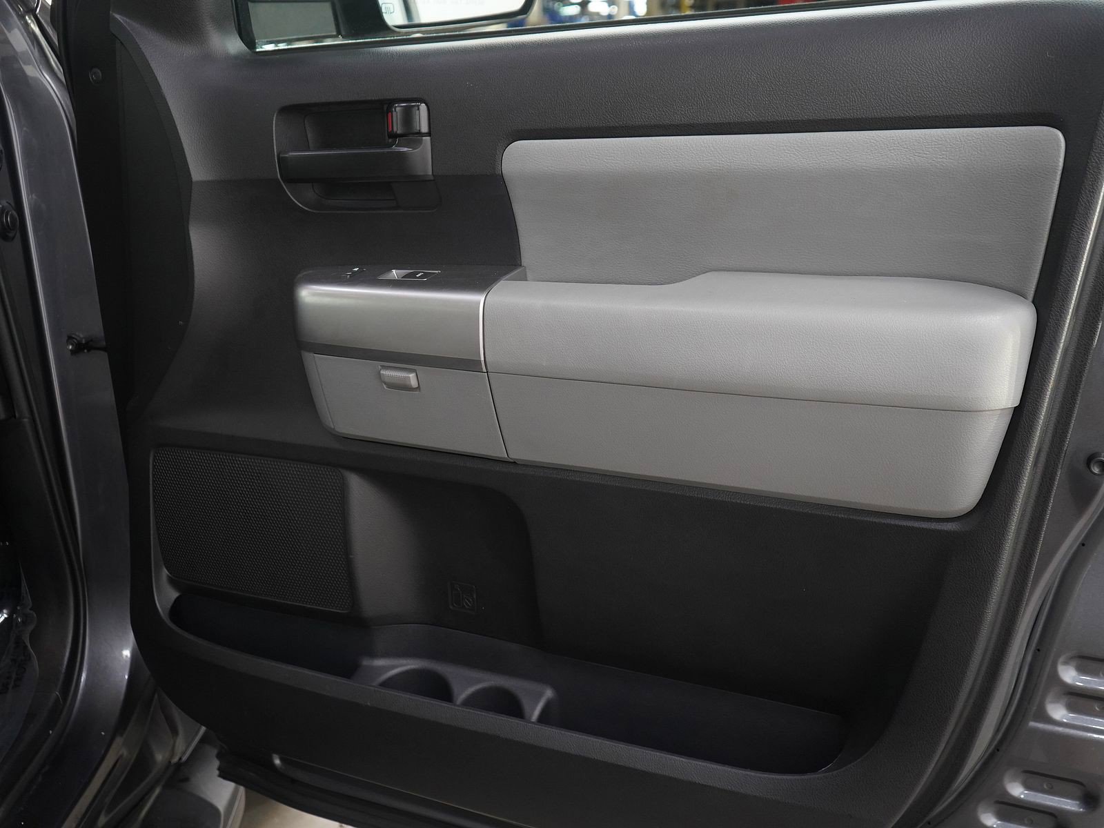 Used 2018 Toyota Sequoia SR5 AWD/4WD image 9