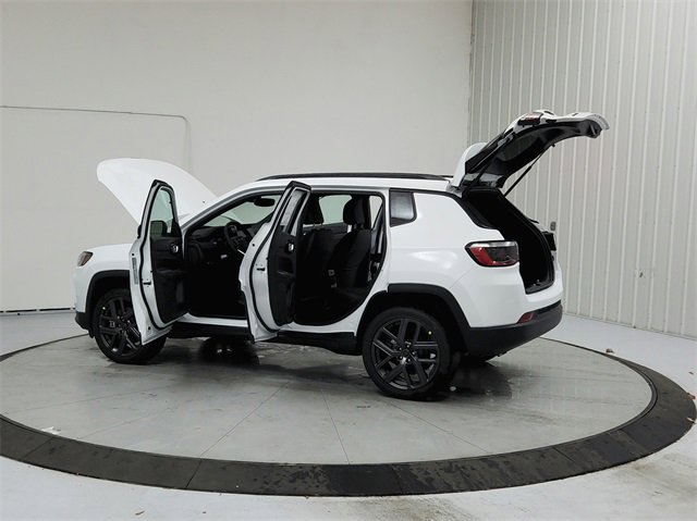 New 2026 Jeep Compass Latitude image 13