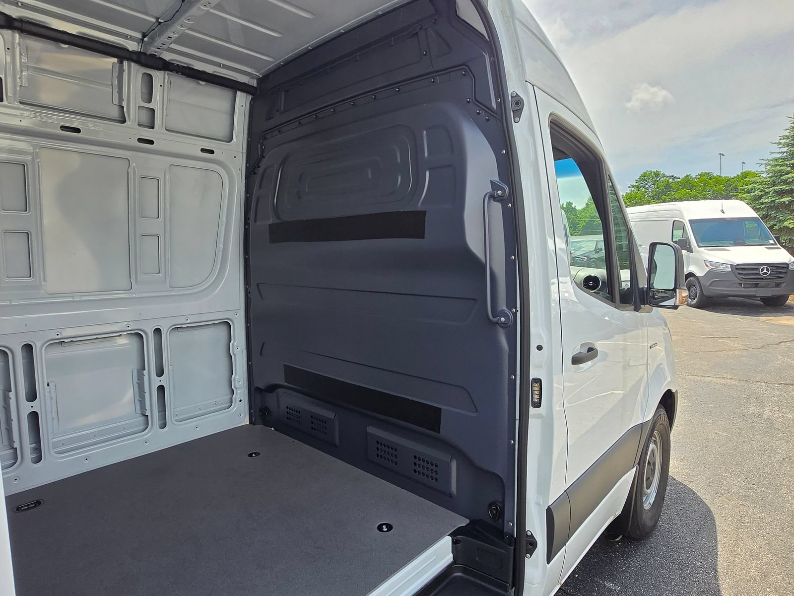 New 2025 Mercedes-Benz eSprinter 170 Cargo image 31