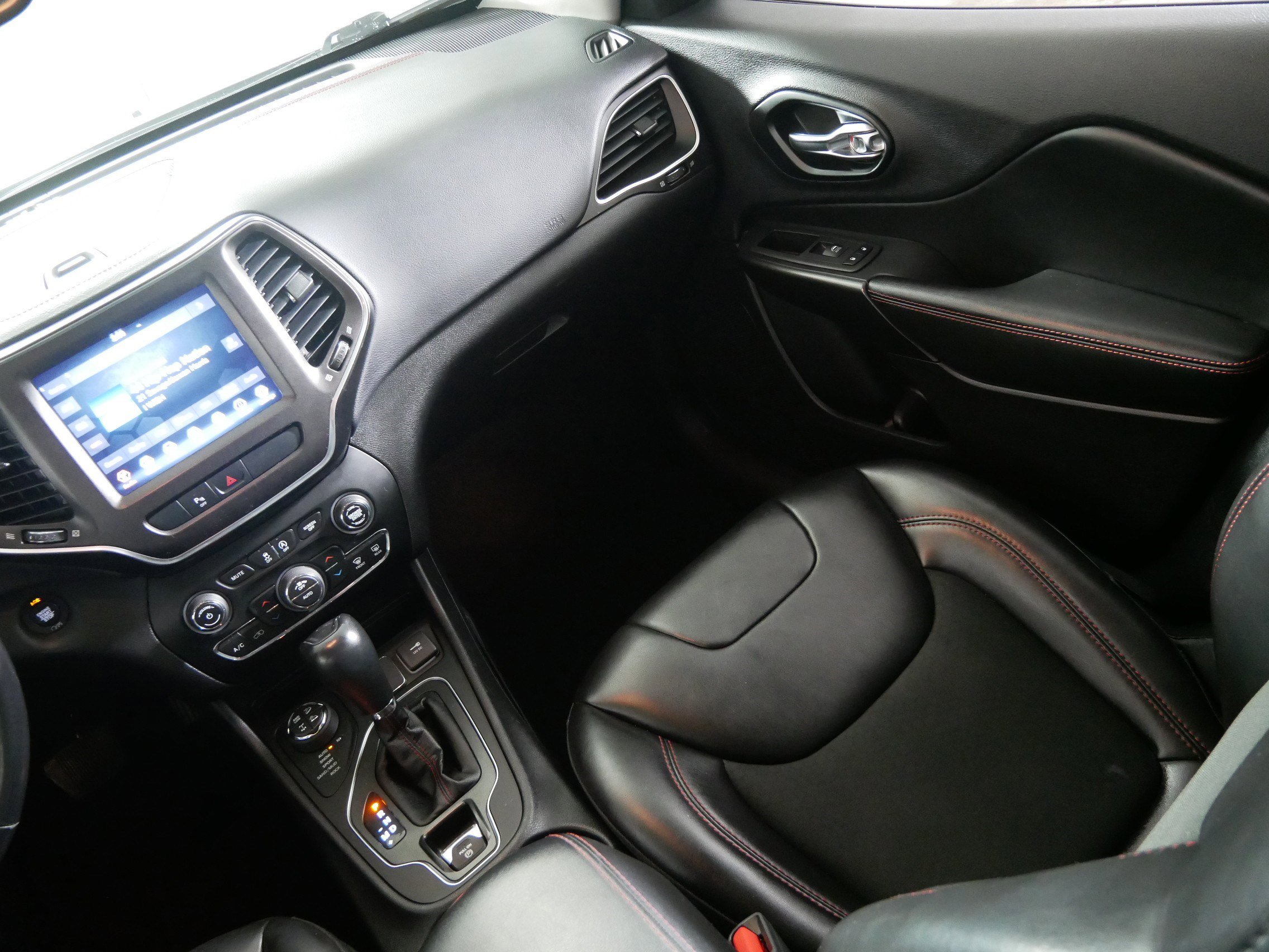 Used 2021 Jeep Cherokee Trailhawk w/ Trailer Tow Group image 11