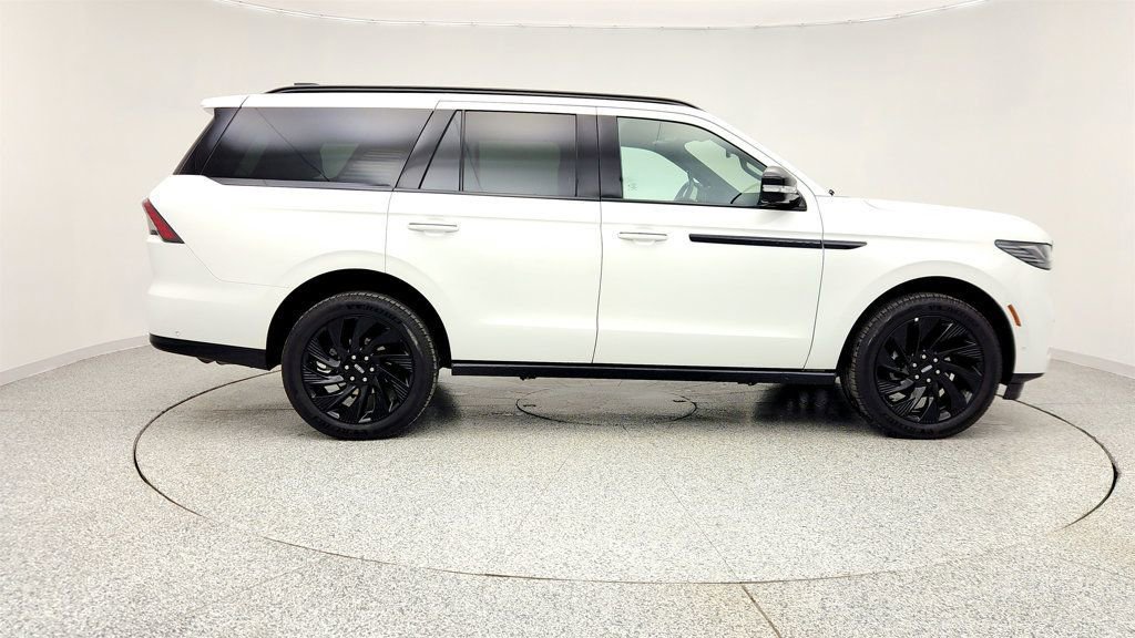 Used 2025 Lincoln Navigator Reserve w/ Jet Appearance Package image 4
