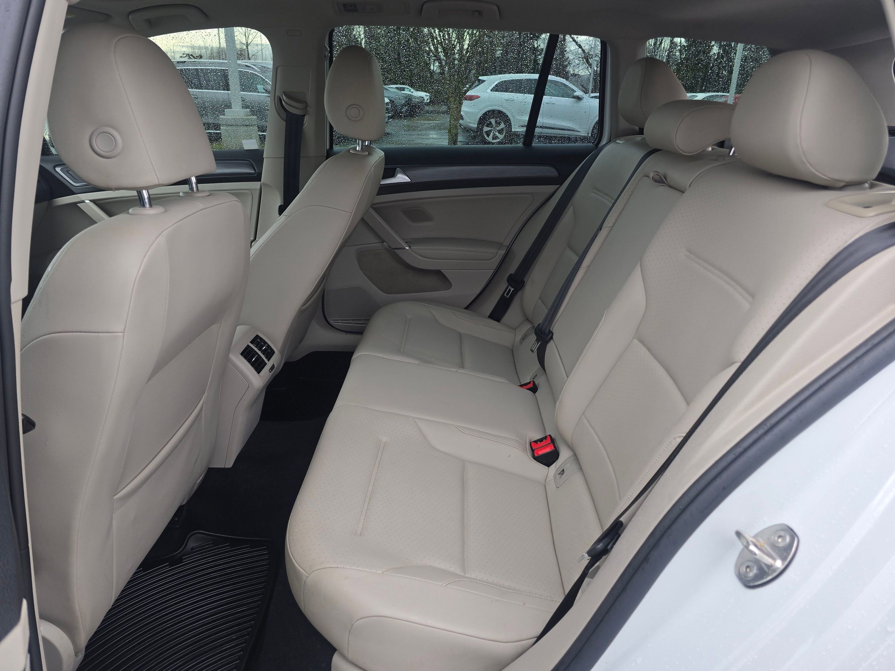 Used 2018 Volkswagen Golf SE image 18