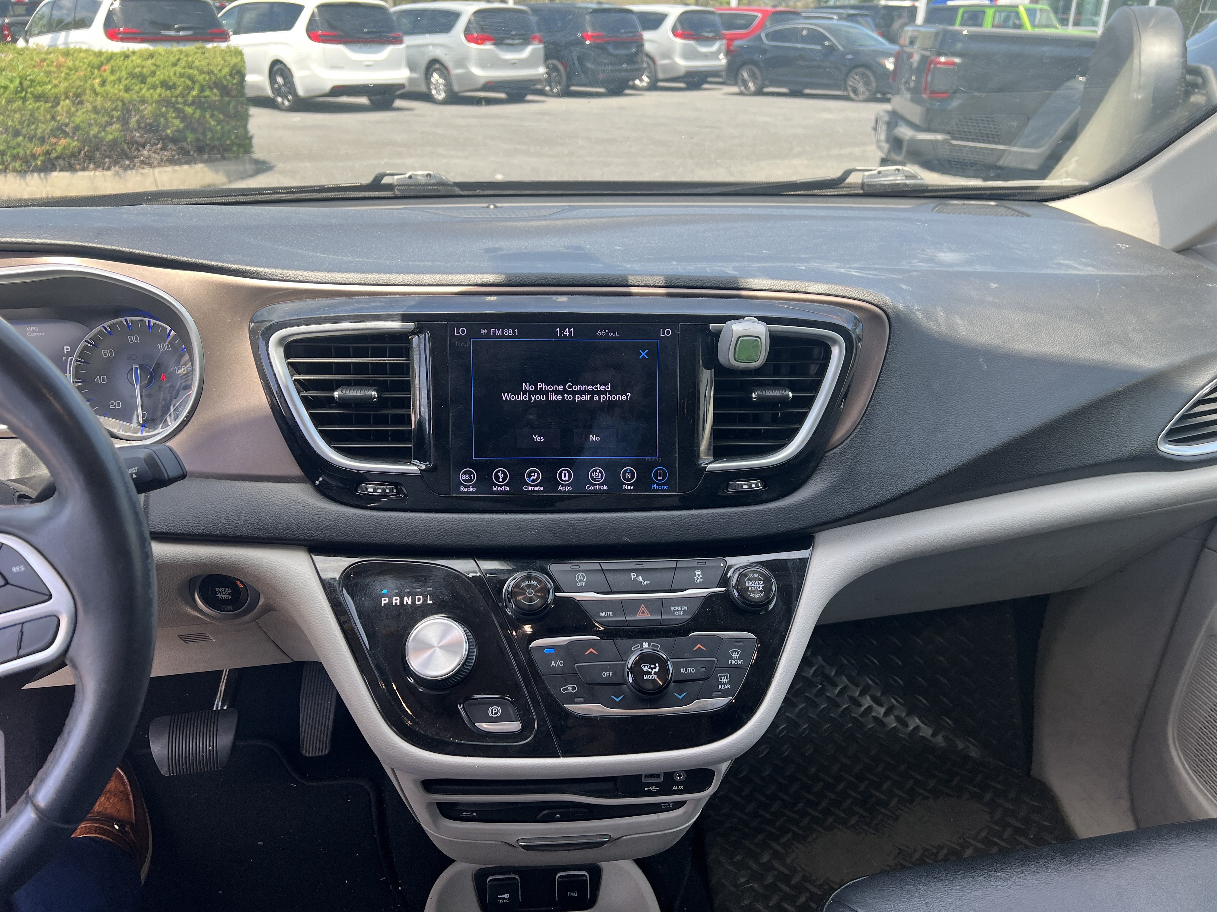 Used 2018 Chrysler Pacifica Touring-L Plus w/ Tire & Wheel Group FWD image 3
