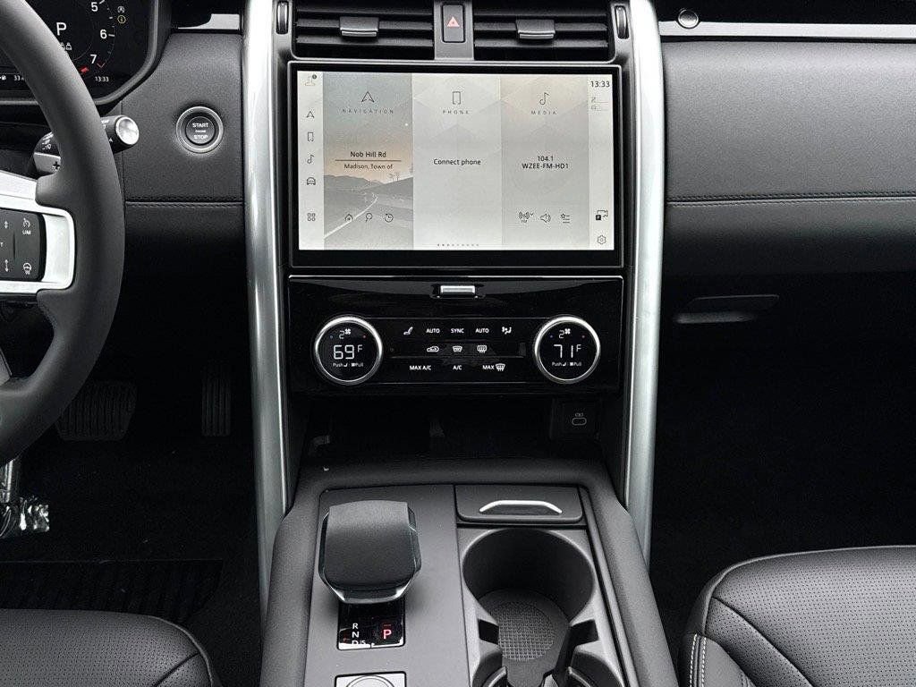 Used 2025 Land Rover Discovery S image 8