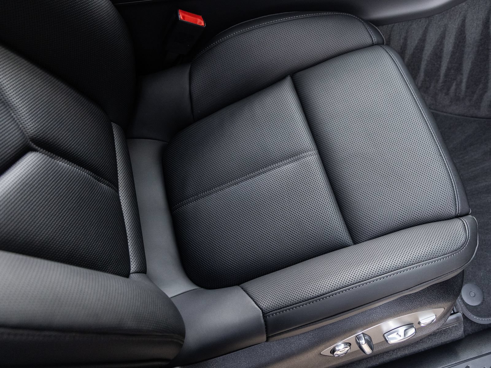 Certified 2026 Porsche Macan AWD/4WD image 45