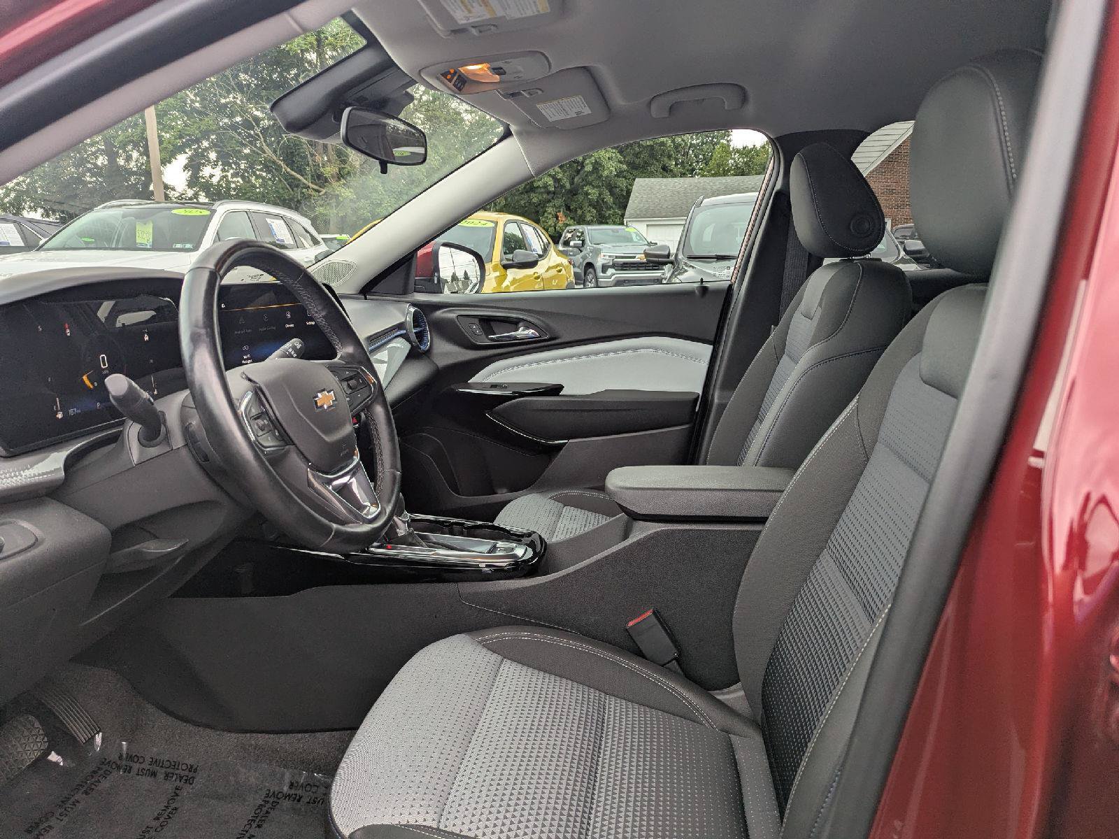 Used 2025 Chevrolet Trax LT w/ Driver Confidence Package FWD image 24
