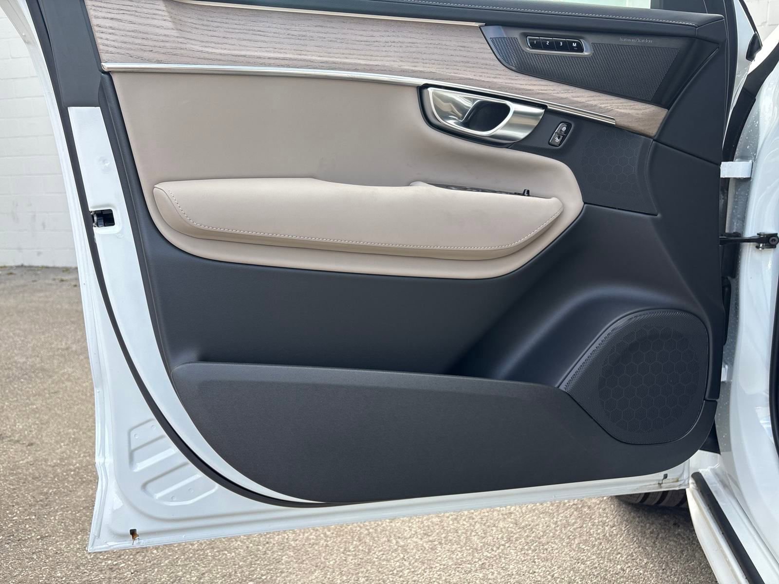 New 2026 Volvo XC90 B6 Plus w/ Protection Package Premier image 10