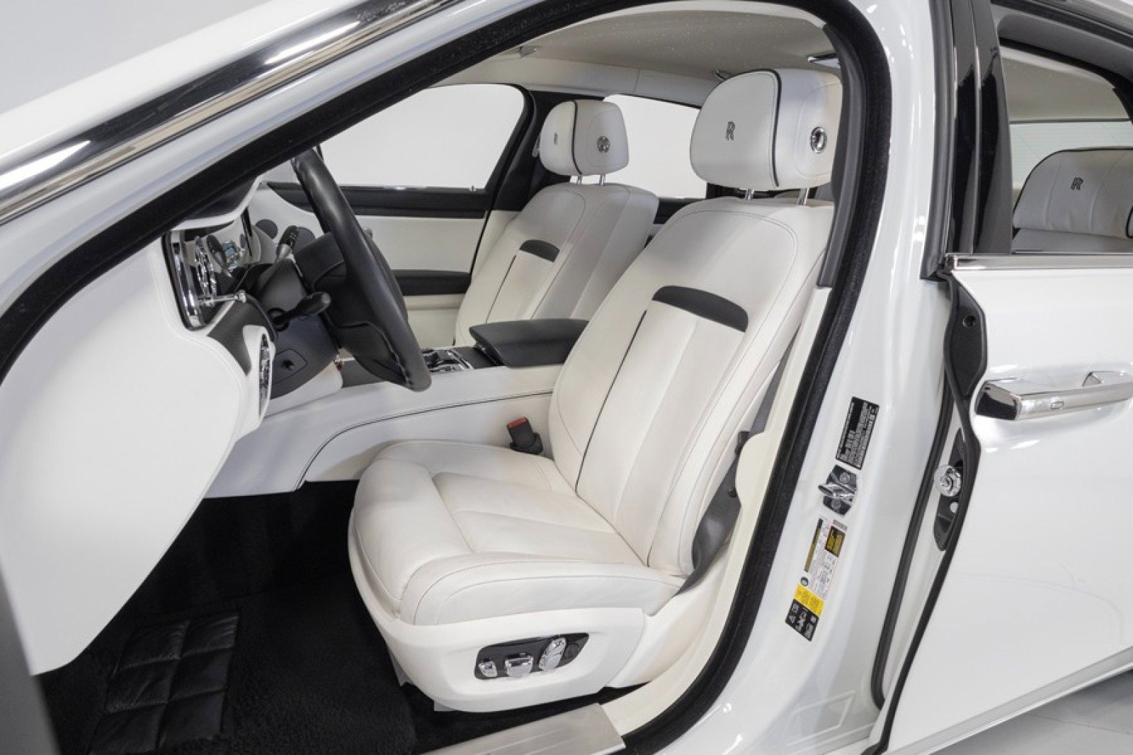 Used 2022 Rolls-Royce Ghost w/ Ghost Package AWD/4WD image 3